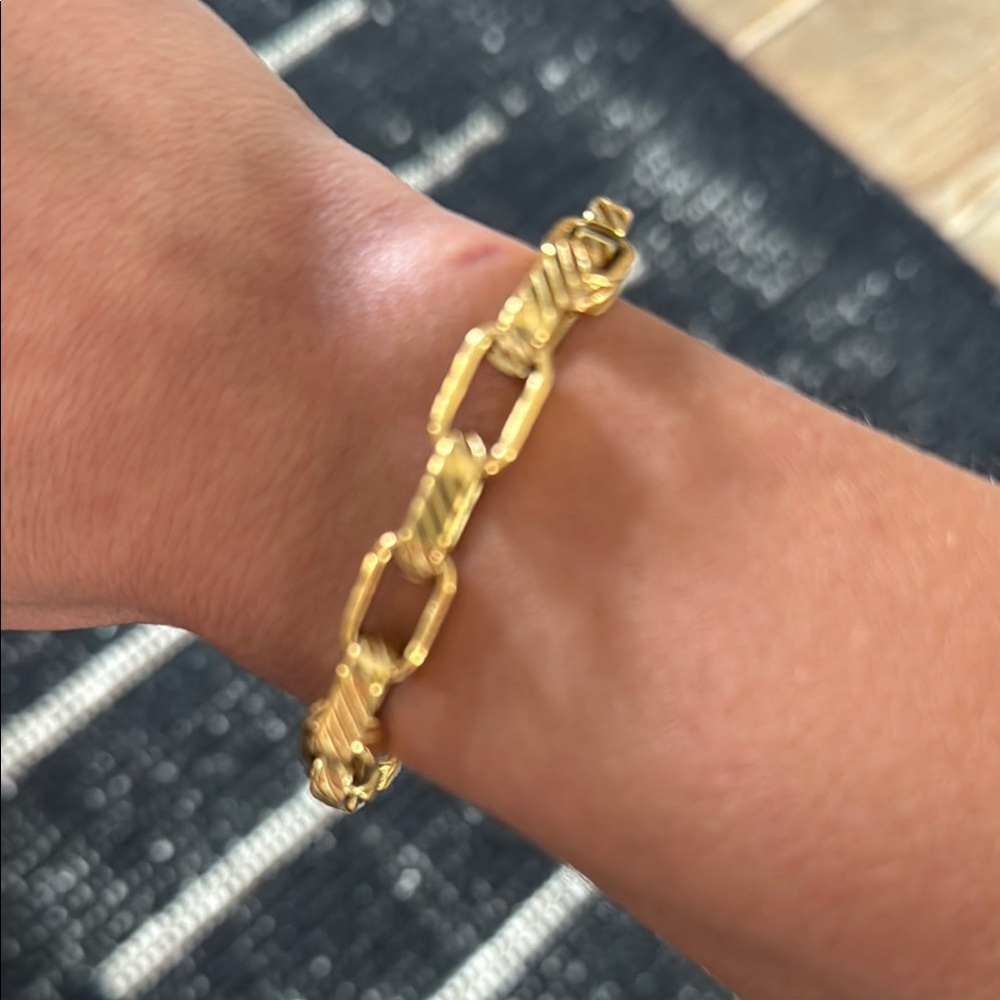 Elegant Gold Bracelet